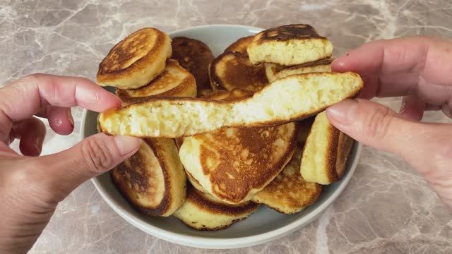 Оладушки на кефире и манке. Пышные оладьи, которые не опадают