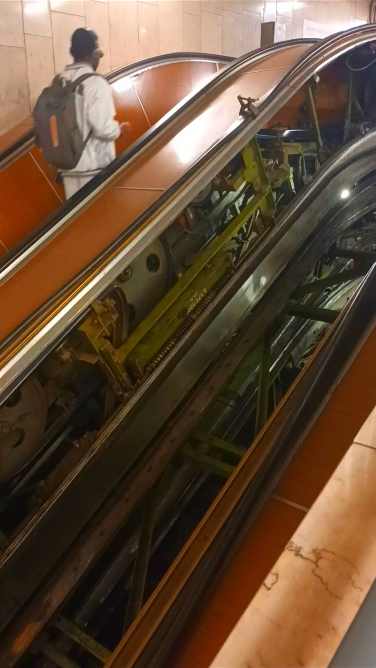 Вскрытый эскалатор...