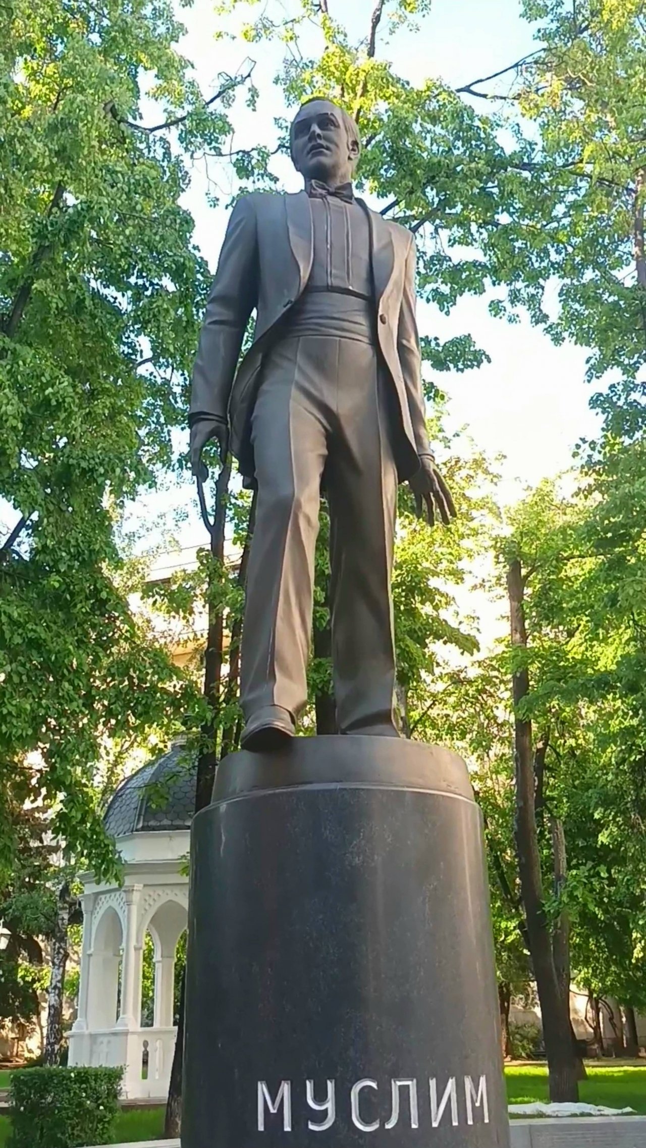 Памятник М. Магомаеву...