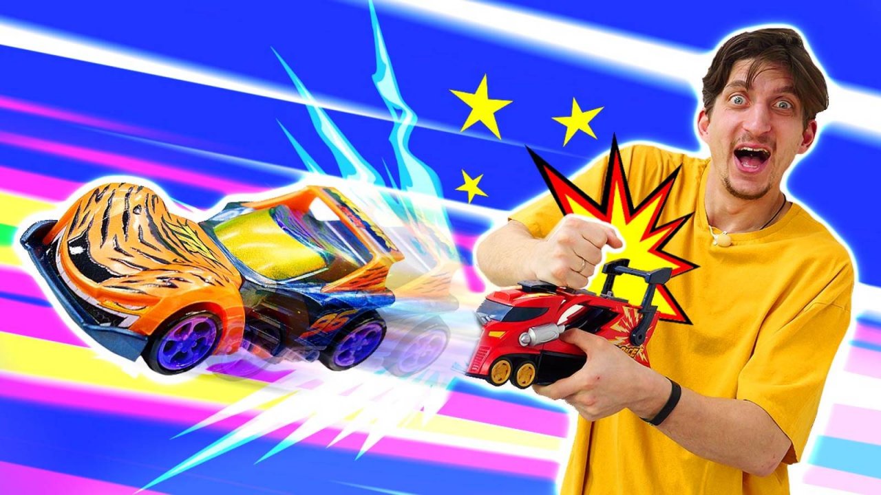 Игровой набор T-RACERS MIX 'N RACE миксует гоночные машинки и везет на гонку!