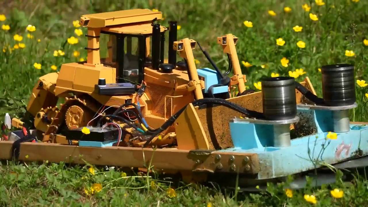 RC бульдозер с пильными дисками