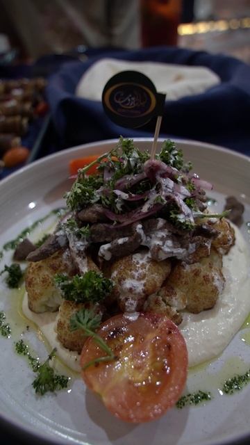 Стол ломится от еды! Не слишком ли много мы заказали?