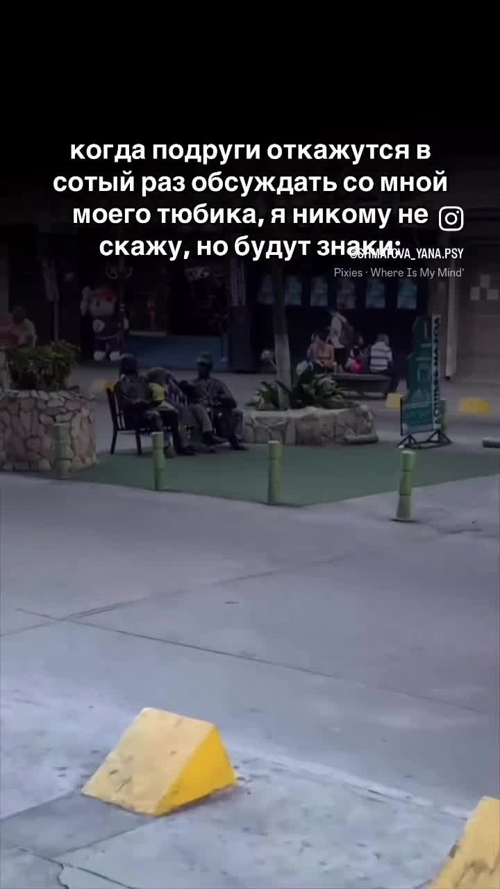 Мужчина сидит на скамейке и разговаривает с памятником 😯