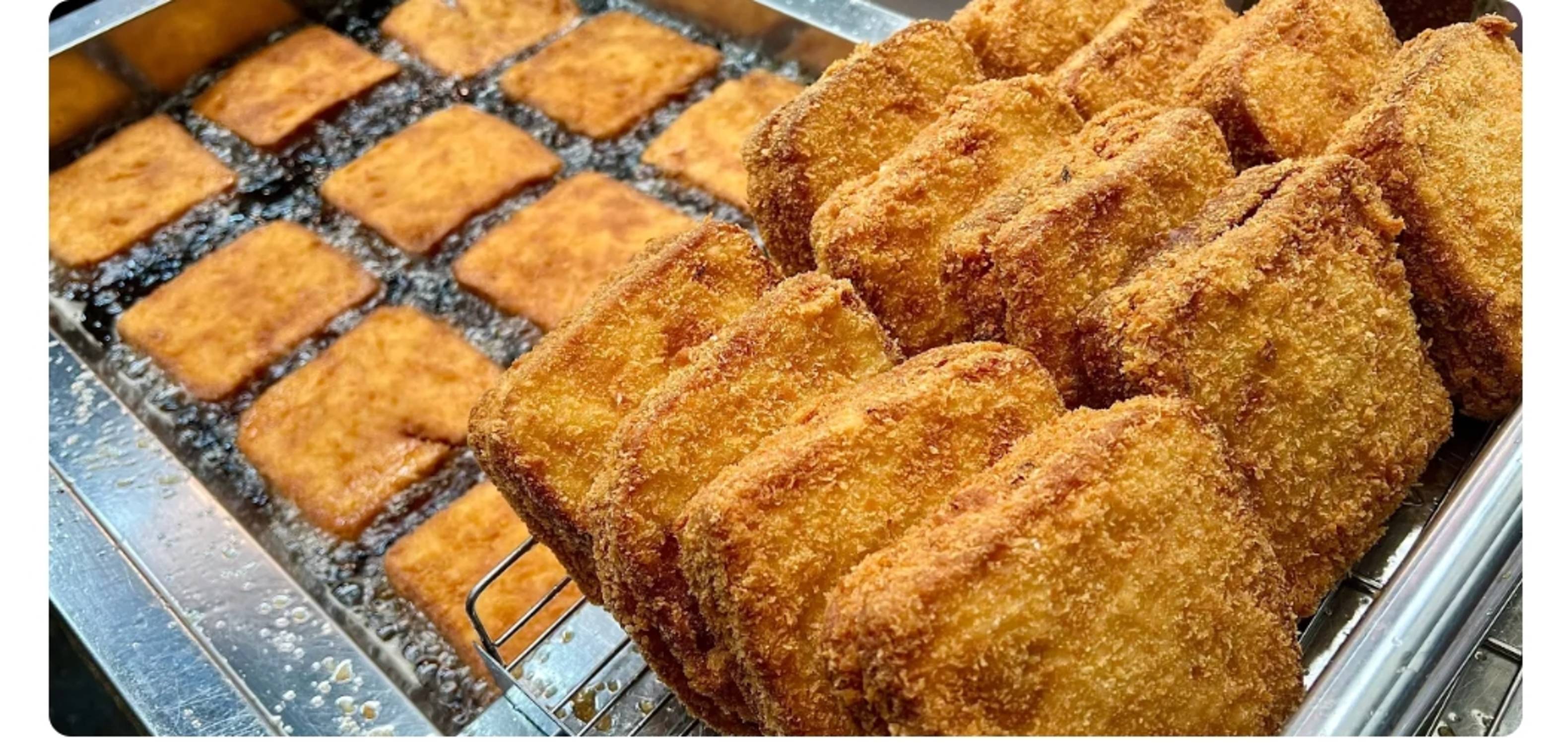 хрустящие бутерброды. все стоят в очереди за ним