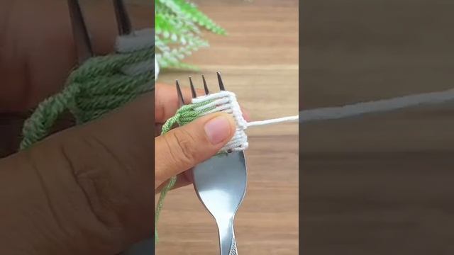 Вяжем цветок с помощью вилки