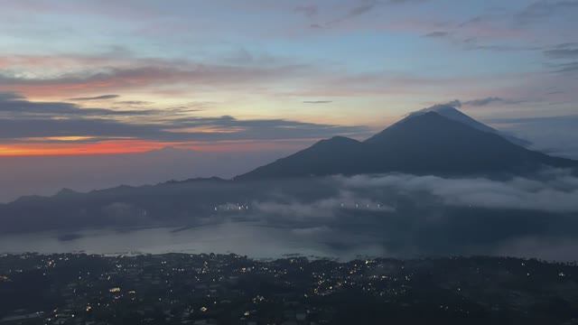 ⛰ Вулкан Батур остров Бали — встречайте рассвет над облаками.