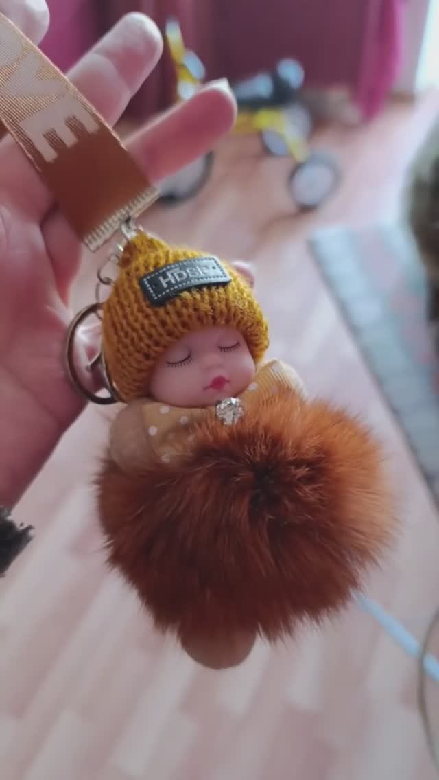 Барси понравился ребёнок игрушка)) Брелок