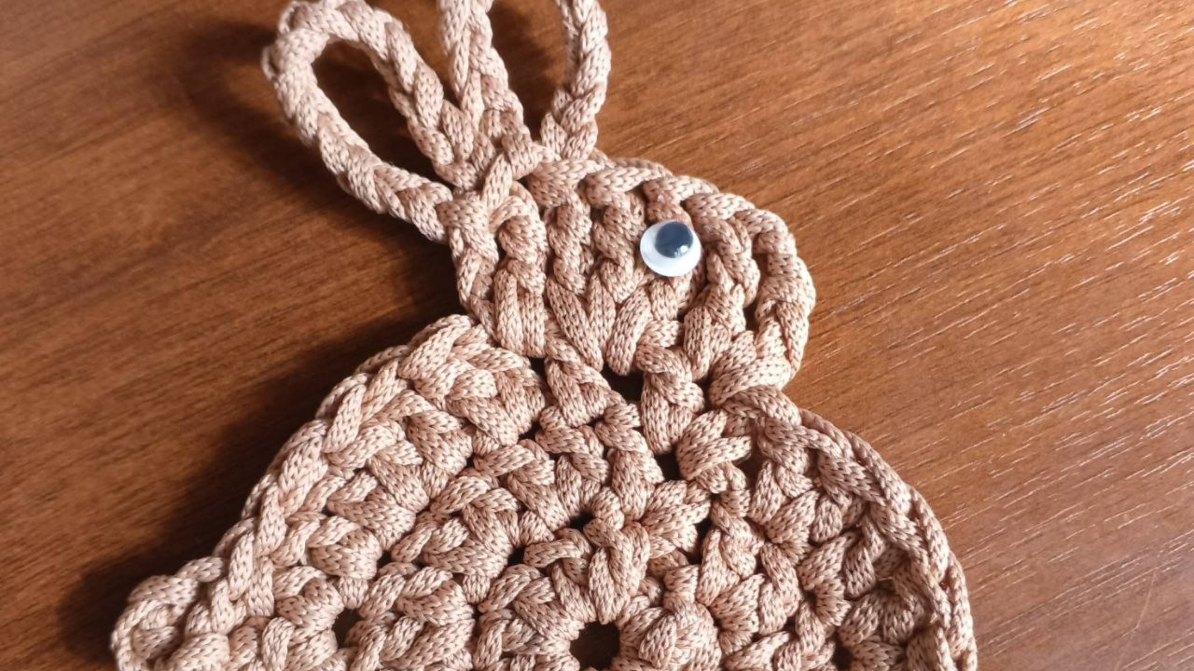 Подставка под чашку "Кролик" крючком из полиэфирного шнура часть1