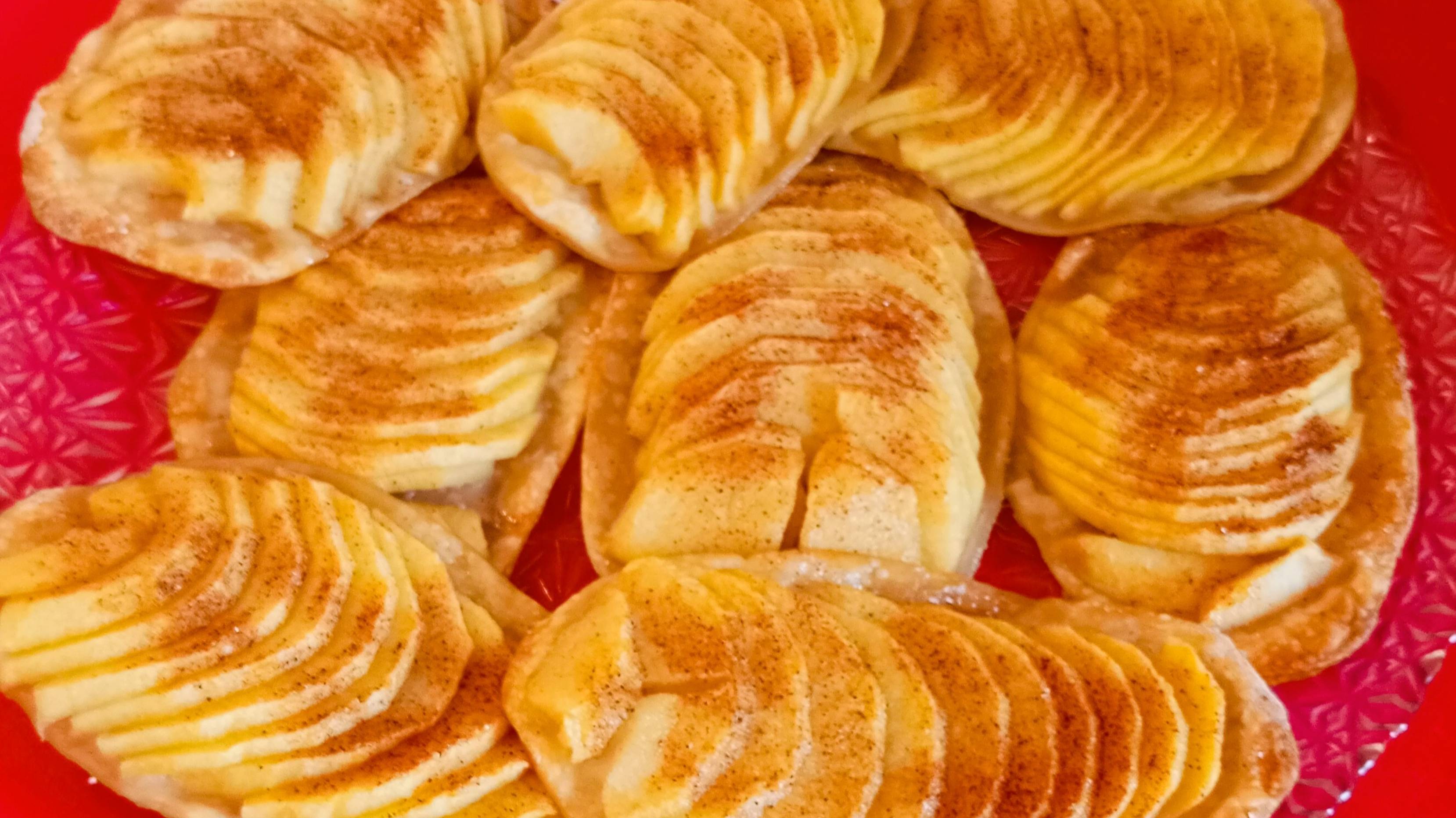 Слоеные Язычки с яблоками/Очень простой и вкусный десерт из готового слоеного теста