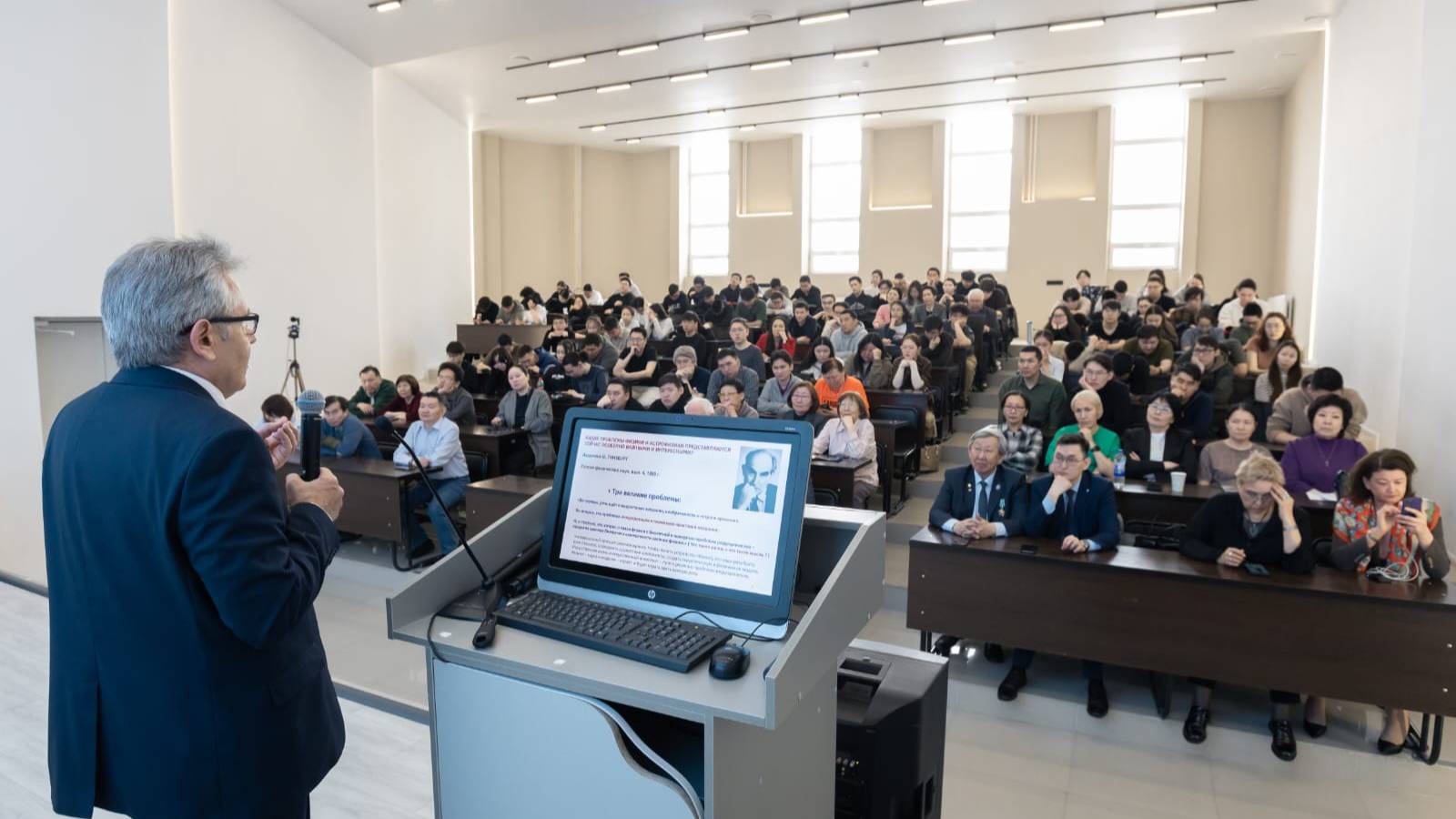 Пребывание научного руководителя Национального центра физики и математики А.М.Сергеева в СВФУ.