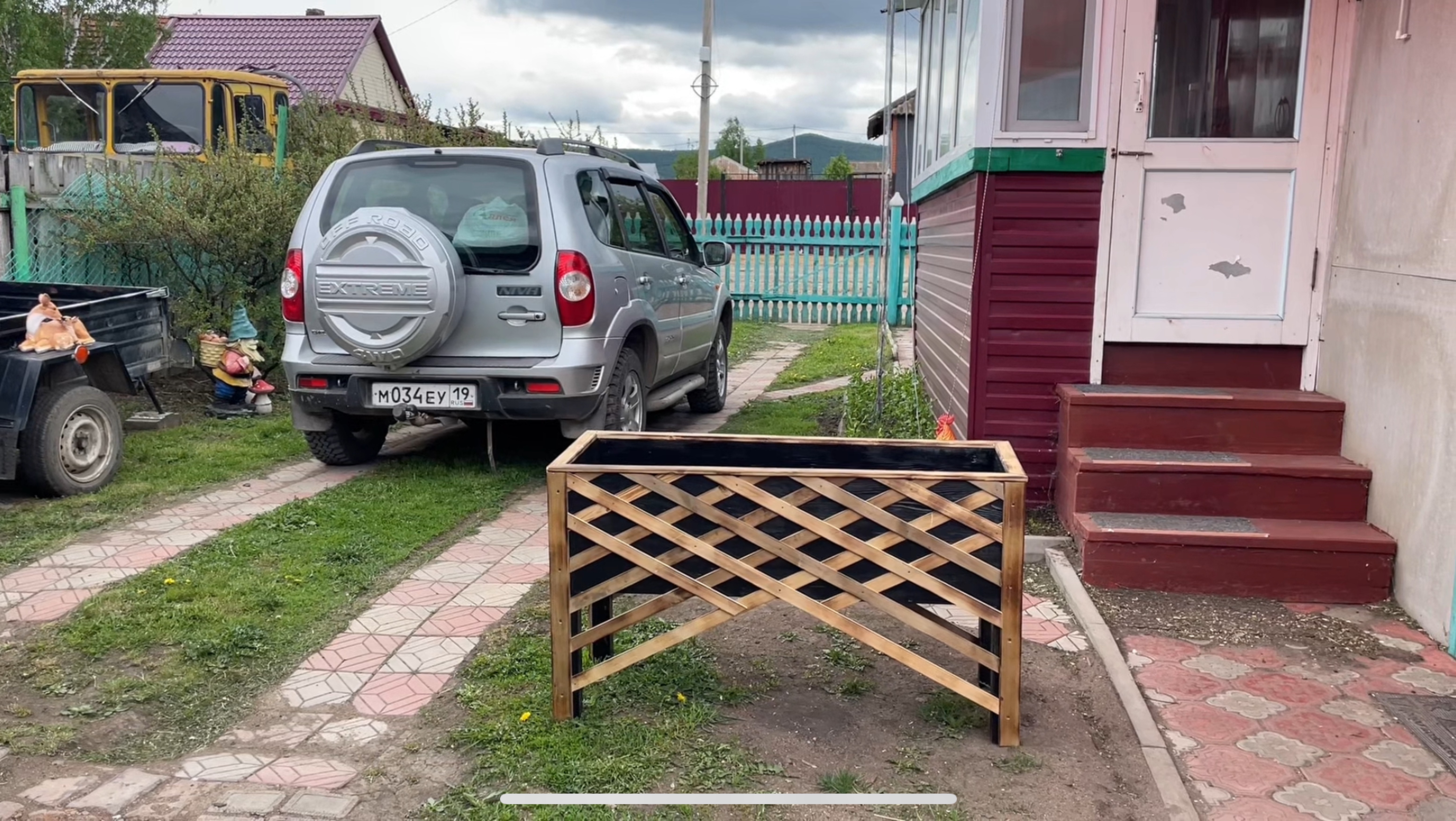 🏡 Новая конструкция для цветов. 
Высаживаю многолетние цветы. 
Удобрения для томатов.