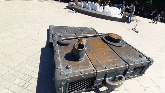 Аллея с  клоунами возле цирка на Цветном бульваре. Статуя клоуна Юрия Никулина.