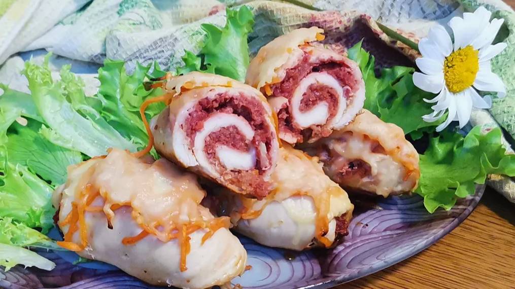 Куриные рулетики в духовке. Рецепт из цветной капусты, курицы и свеклы. Розовая начинка.