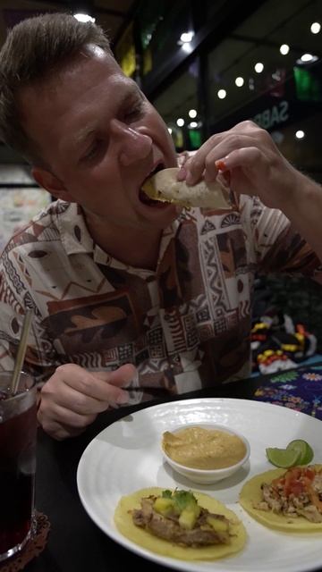 Русские туристы набросились на мексиканскую еду