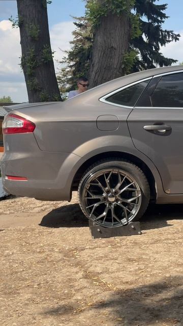 Ford Mondeo на примерке дисков в 18-ом диаметре