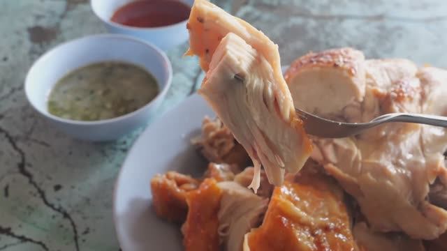 тайская уличная еда. аппетитная сочная курочка легко от костей отделяется