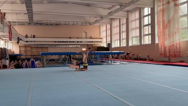 Тр 2 спортивный,Сарымсакова Элина, Михайленко Сарра, Танова Дарья, Балансовое упражнение