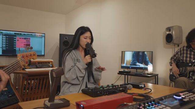 Корейская певица Yella E, Traveler