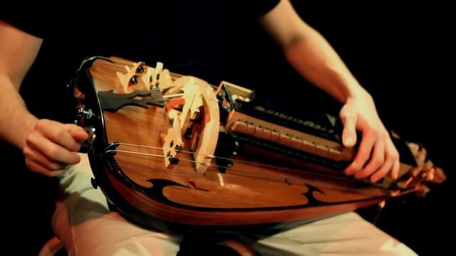 Guilhem Desq мастерски исполняет на колесной лире (Hurdy Gurdy)