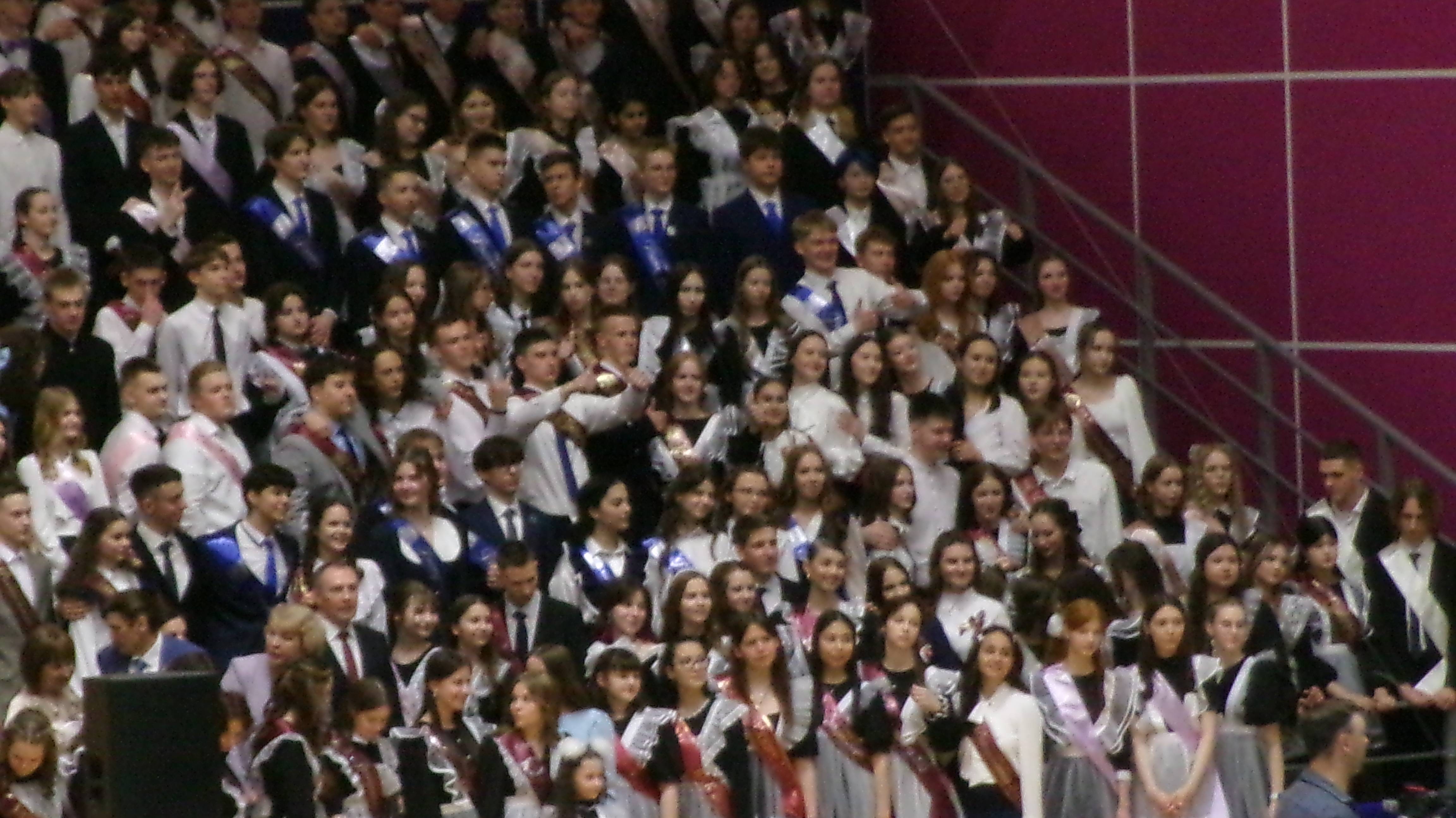 Город Югорск. Последний звонок  у 11 классов. 24 мая 2025 года.   Концерт, посвященный выпускникам..