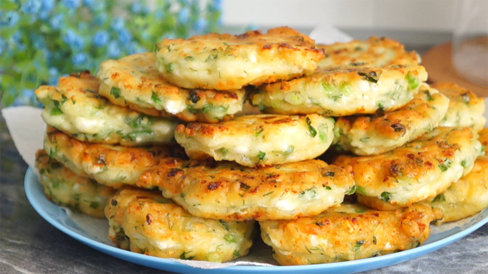 За 10 минут. Стакан кефира и целая гора вкуснятины готова. Идеально подходит на завтрак