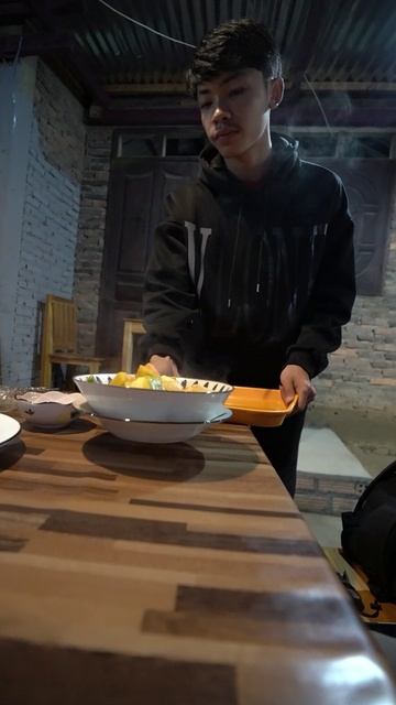 Чем угощают местные в Лаосе русских туристов?





Чем угощают местные в Лаосе русских туристов?