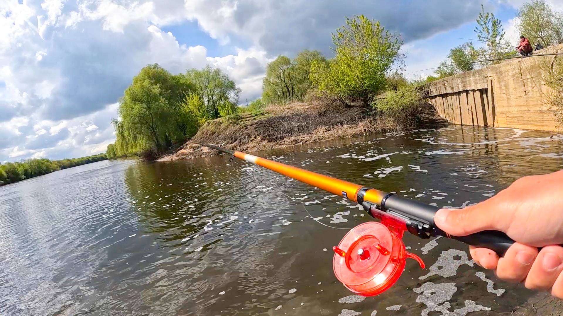 КИНУЛ НА СТРУЮ, поплавок УТАЩИЛО. Я ЗНАЛ что ОНИ ещё ТУТ ЕСТЬ. Рыбалка на реке