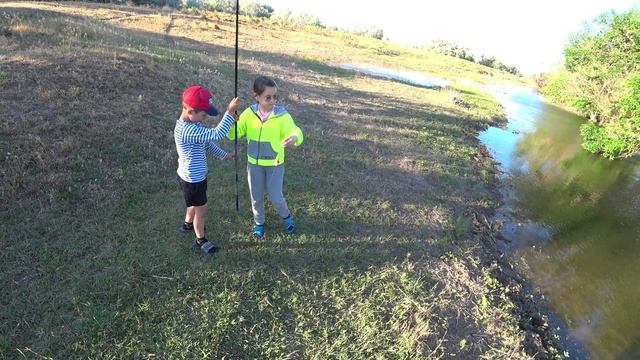 ПОПЛАВОК НЫРЯЕТ - ВСЕХ УВЛЕКАЕТ! Клюёт одна за одной! Рыбалка с детьми за домами ближайшего села.