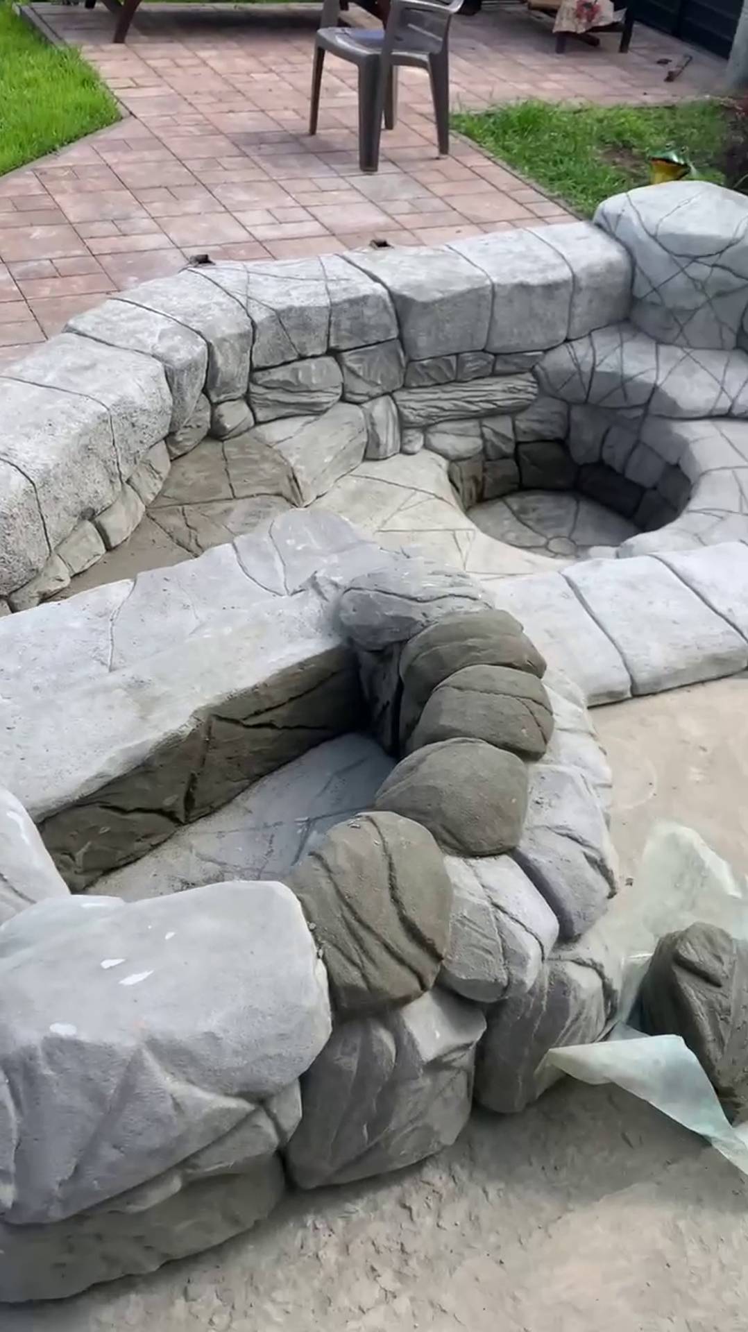 водоём  на  даче и цветник мастерская Котлярова.