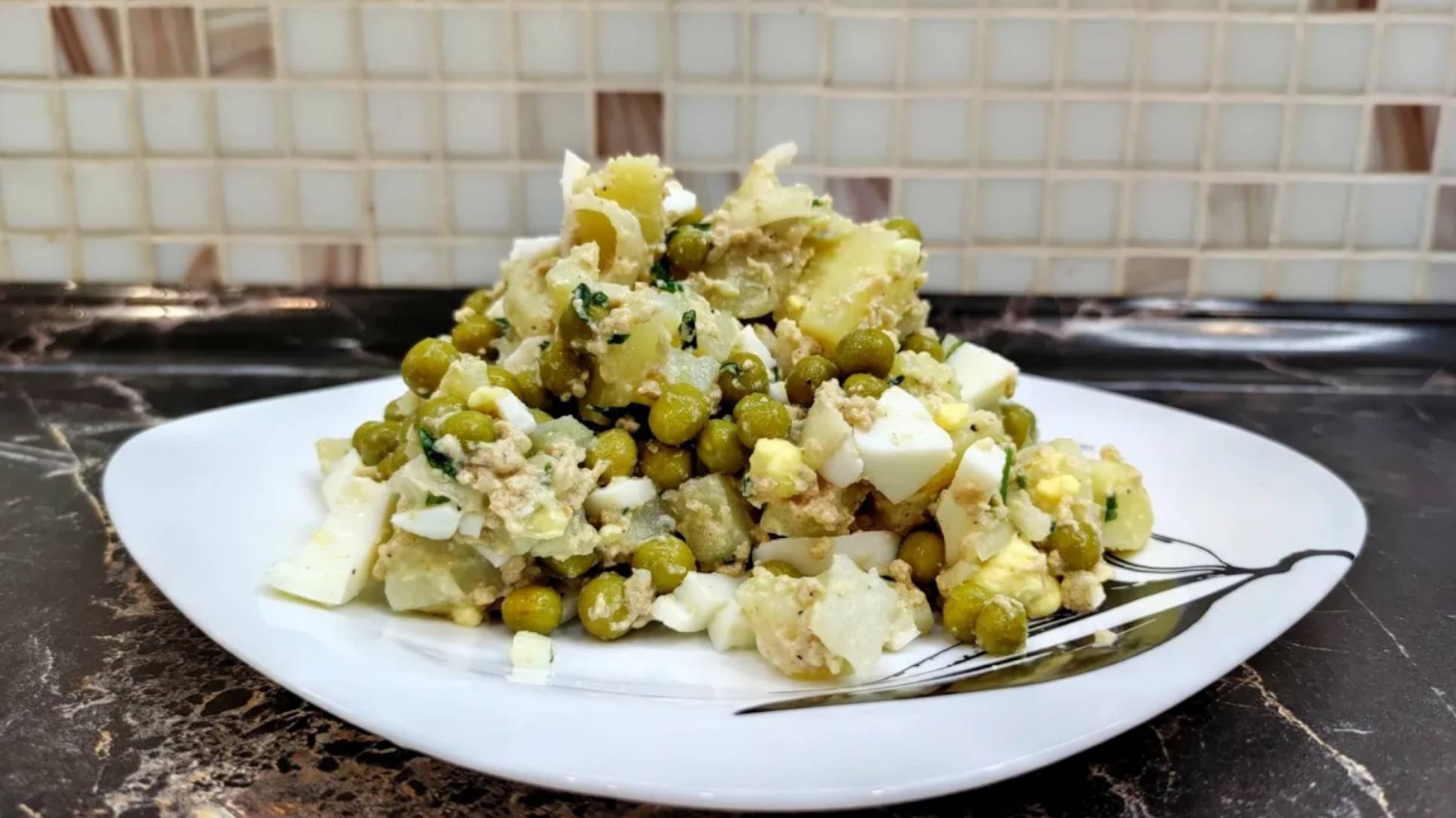 Салат с печенью трески. Теперь это наш любимый салат. Рецепт салата.