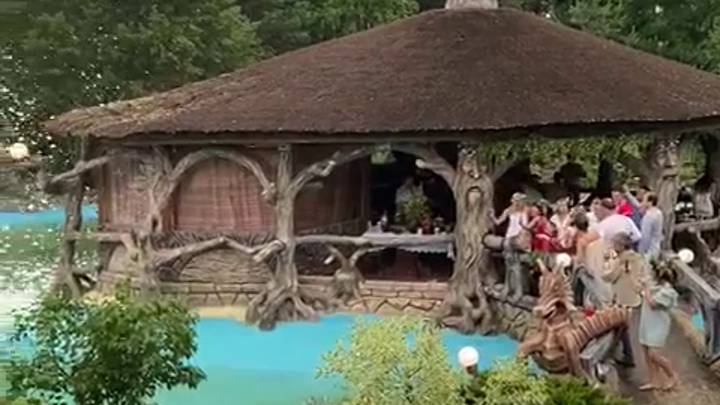 беседка  на  даче из арт -бетона. пенная вечеринка.