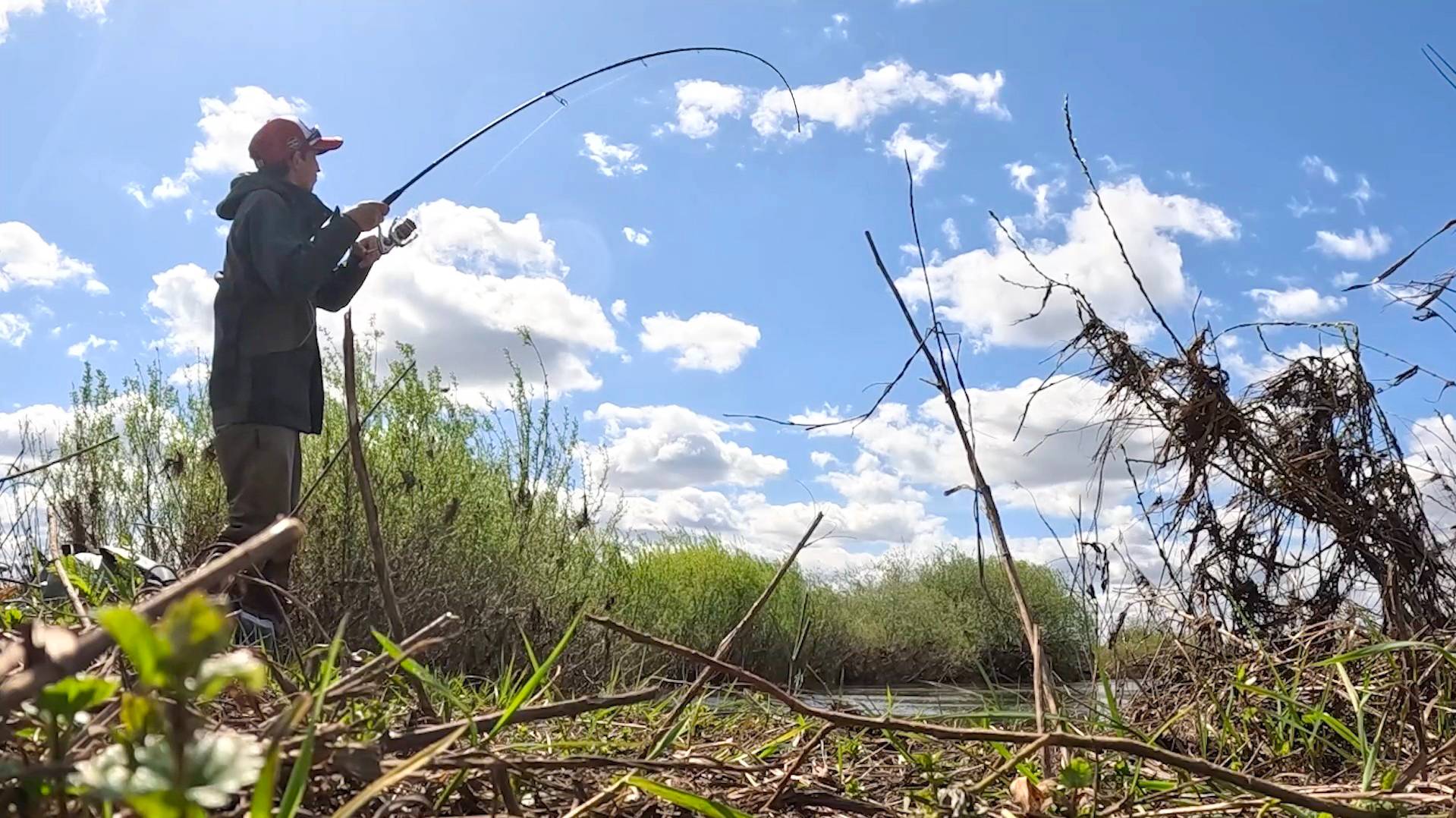 КИНУЛ приманку в ОМУТ и ОНА СХВАТИЛА, спиннинг в ДУГУ. Рыбалка на реке