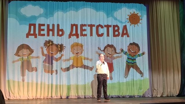 Стих "Взрослые! Если грустите..." читает Максим Замятин