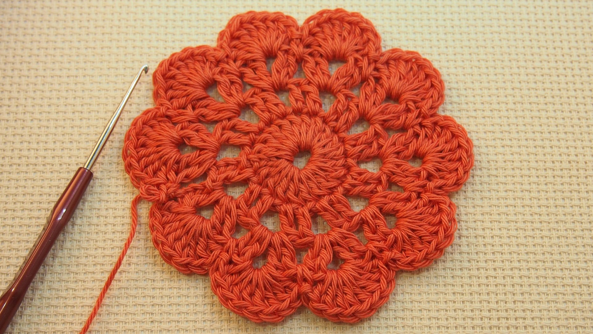 Простая салфетка крючком ДЛЯ НАЧИНАЮЩИХ. Подставка под чашку. Круглые мотивы Урок 109 doily