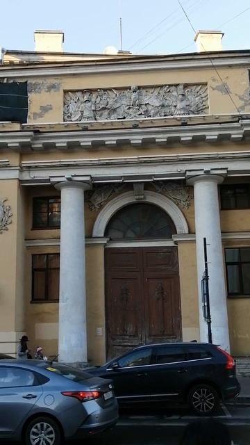 Декоративный портик. Конюшни Михайловского замка. Левый павильон. Итальянская ,12.