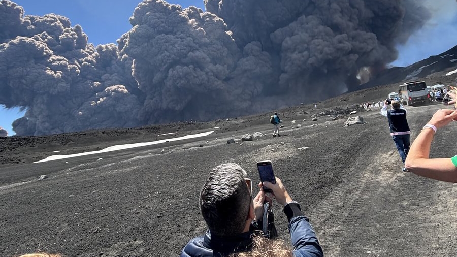 Взрыв вулкана Этна в Италии 02 июня 2025