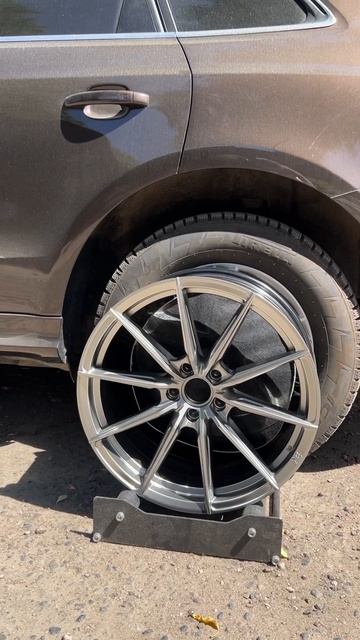 Audi Q5 на примерке дисков в 19-ом диаметре