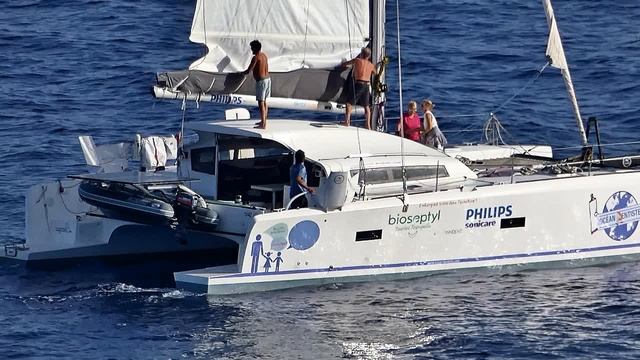 катамаран под парусом