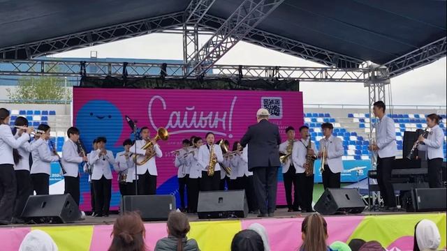 На сцене Фестиваля "Сайын!" выступает Оркестр Высшей школы музыки РС (Я).  01.06.2025 г.