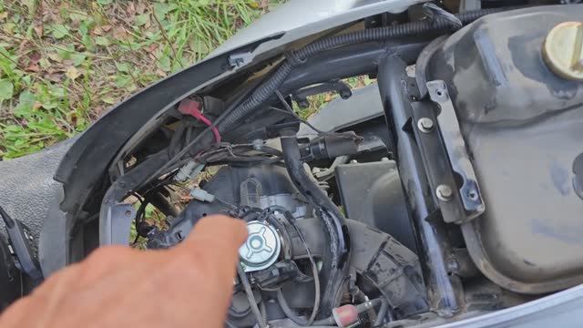 скутер ГЭЛАКСИ переливает карбюратор.Устранение проблемы в полевых условиях..