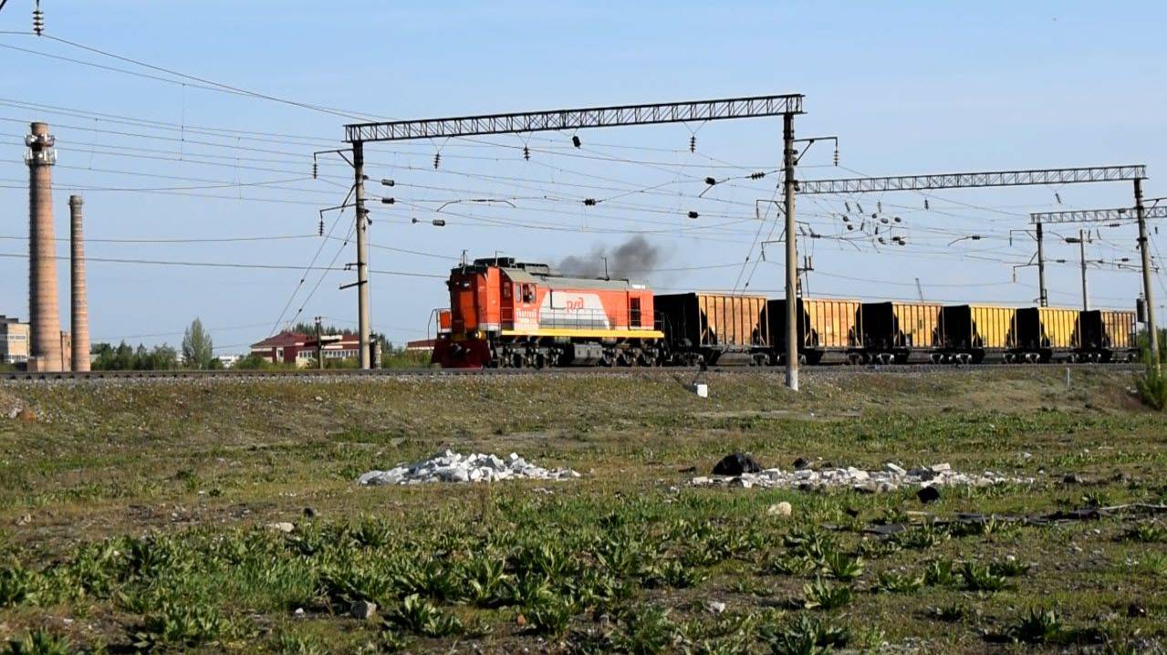 Тепловоз ТЭМ18ДМ-248 с хоппрами-дозаторами.