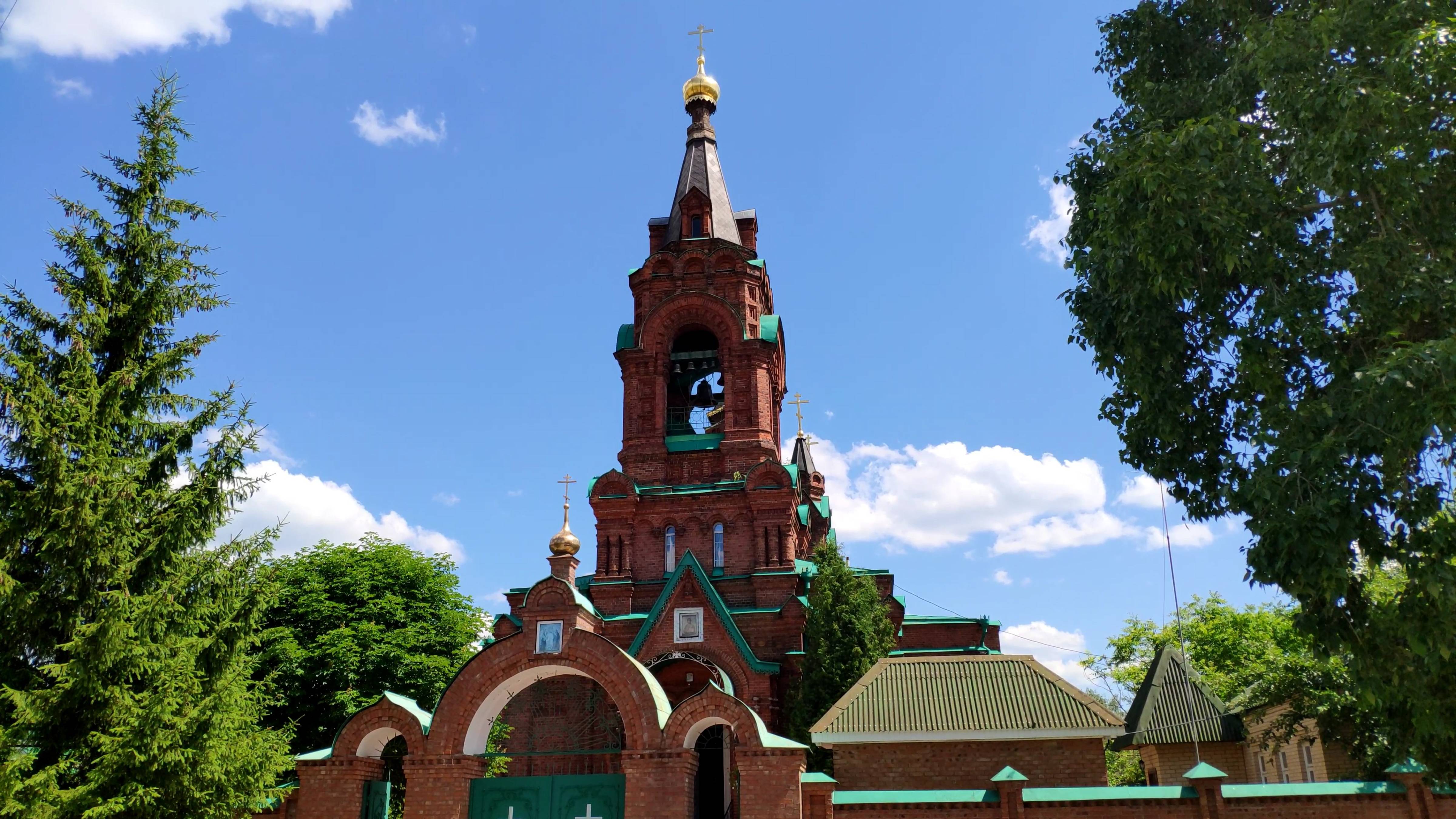 Церковь Екатерины Великомученицы и накладезная часовня в селе Рахманово.