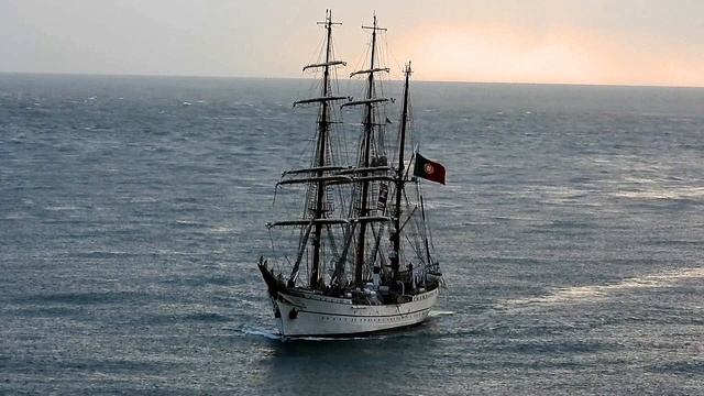 парусник в океане