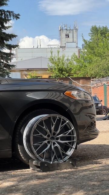 Ford Fusion на примерке дисков в 19-ом диаметре