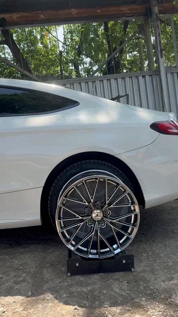 Mercedes С class на примерке дисков в 19-ом диаметре