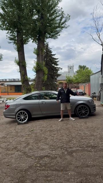 Mercedes С class на примерке дисков в 19-ом диаметре