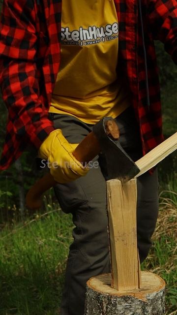 Этот парень научит вас бушкрафту - Как безопасно наколоть щепок