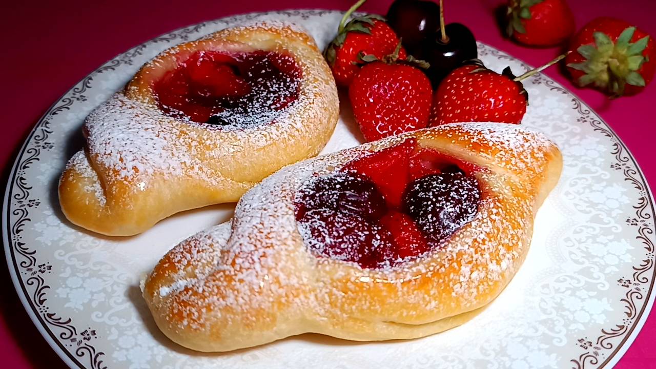 📌 Дрожжевые пирожки с клубникой и черешней. Рецепт дрожжевого теста для пирожков