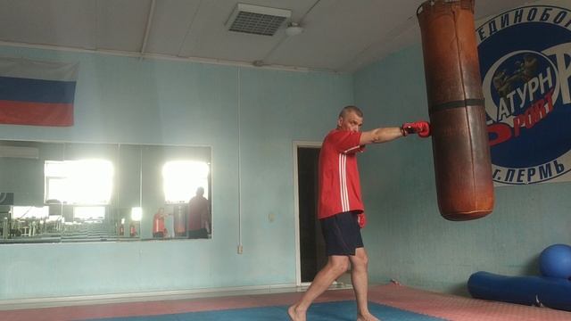 Бокс. Удар - бросок кулака.