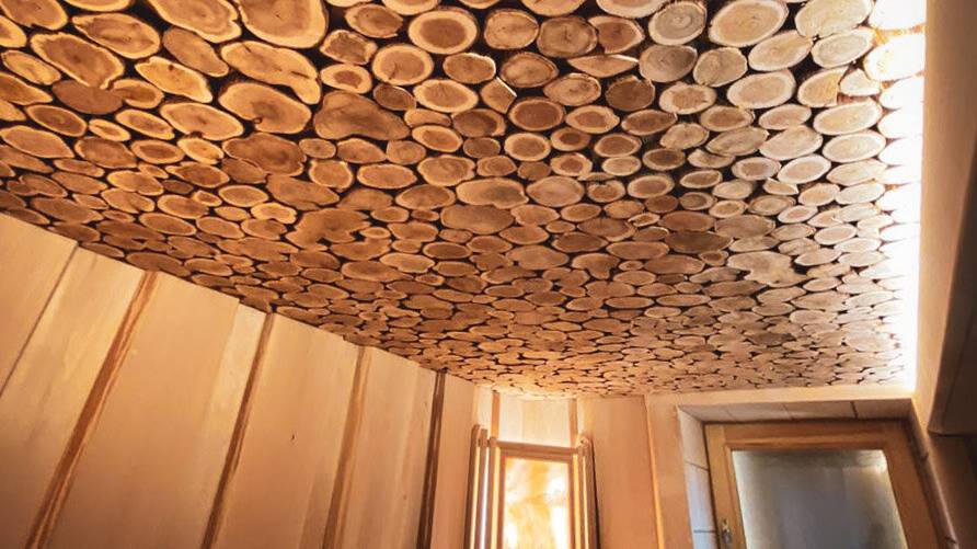 Красивый и теплоёмкий потолок в парной из древесных спилов своими руками